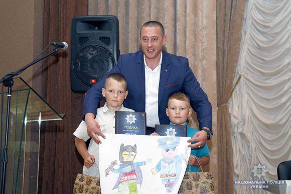 Новини Хмельницького - фото з Схожі чи ні? Хмельницькі поліцейські перетворилися на персонажів дитячих малюнків Схожі чи ні? Хмельницькі поліцейські перетворилися на персонажів дитячих малюнків, фото №5 на сайті vsim.ua