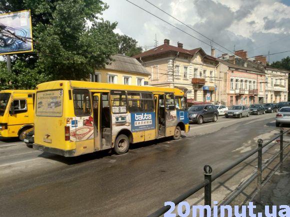 ДТП на пішохідному: на Острозького водій маршрутки №8 збив дитину, фото №2 на сайті 20minut.ua