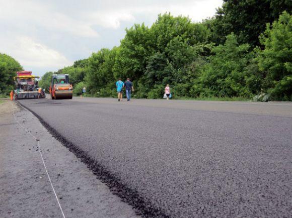 Дорожники ремонтують трасу поблизу Хмельницького. Водіїв просять бути уважними, фото №3 на сайті vsim.ua