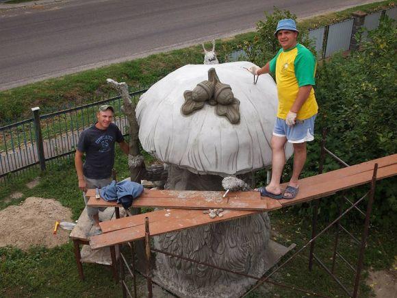 Новини Тернополя - фото з Щоб будні не здавались сірими, Олег Котик поселив на своєму подвір'ї триметрових казкових істот Щоб будні не здавались сірими, Олег Котик поселив на своєму подвір'ї триметрових казкових істот, фото №1 на сайті 20minut.ua