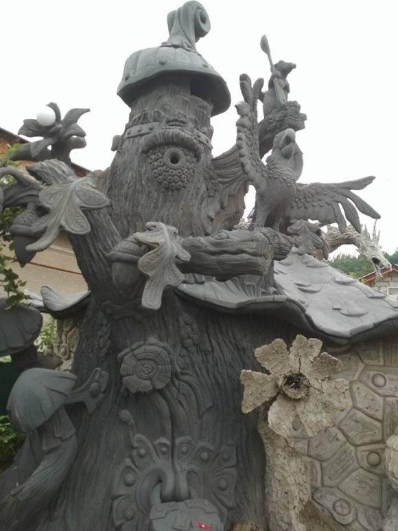 Новини Тернополя - фото з Щоб будні не здавались сірими, Олег Котик поселив на своєму подвір'ї триметрових казкових істот Щоб будні не здавались сірими, Олег Котик поселив на своєму подвір'ї триметрових казкових істот, фото №3 на сайті 20minut.ua