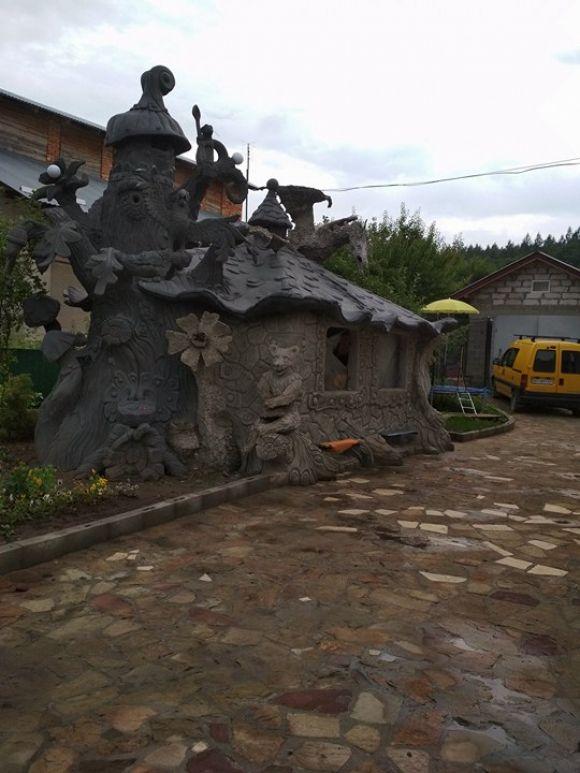 Новини Тернополя - фото з Щоб будні не здавались сірими, Олег Котик поселив на своєму подвір'ї триметрових казкових істот Щоб будні не здавались сірими, Олег Котик поселив на своєму подвір'ї триметрових казкових істот, фото №4 на сайті 20minut.ua