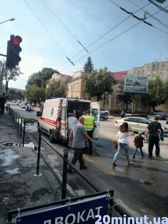 ДТП на пішохідному: на Острозького водій маршрутки №8 збив дитину, фото №1 на сайті 20minut.ua