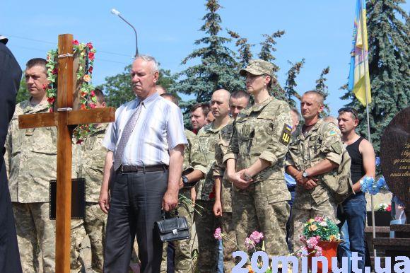 Новини Тернополя - фото з На Микулинецькому кладовищі захоронили попіл з місця, де загинули солдати батальйону «Збруч» На Микулинецькому кладовищі захоронили попіл з місця, де загинули солдати батальйону «Збруч», фото №2 на сайті 20minut.ua