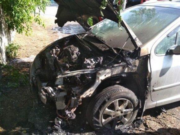 Новини Вінниці - фото з На Вінниччині спалахнув сірий «Peugeot». Гасили троє рятувальників На Вінниччині спалахнув сірий «Peugeot». Гасили троє рятувальників, фото №1 на сайті 20minut.ua