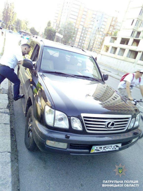 Новини Вінниці - фото з Пошкоджений газон на Космонавтів: поліція знайшла авто порушника Пошкоджений газон на Космонавтів: поліція знайшла авто порушника, фото №2 на сайті 20minut.ua