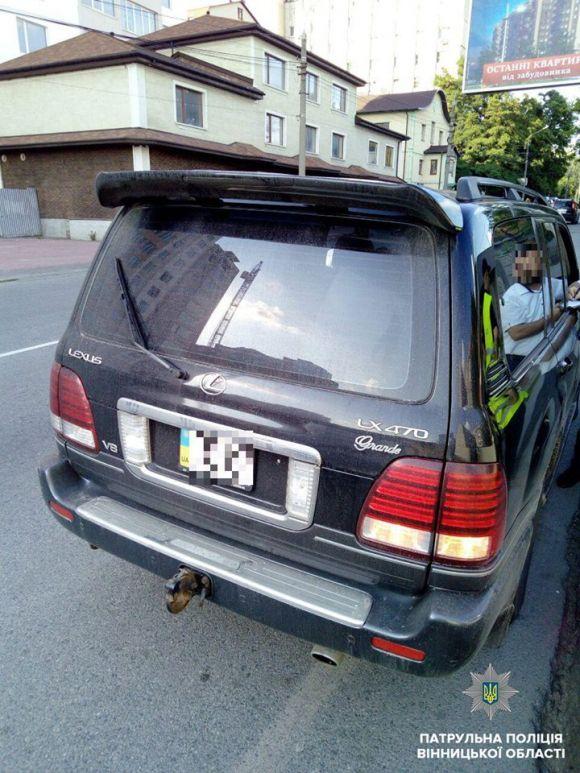 Новини Вінниці - фото з Пошкоджений газон на Космонавтів: поліція знайшла авто порушника Пошкоджений газон на Космонавтів: поліція знайшла авто порушника, фото №3 на сайті 20minut.ua