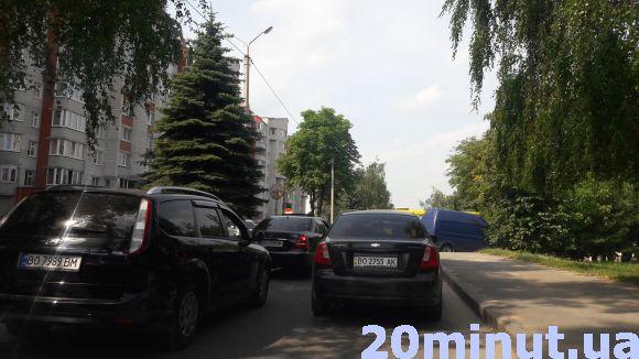 На Коновальця дві ДТП. Є затори (оновлено), фото №1 на сайті 20minut.ua