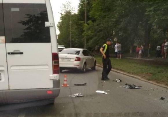 Новини Вінниці - фото з "Скільки ж там машин?" На Первозванного не розминулися три іномарки "Скільки ж там машин?" На Первозванного не розминулися три іномарки, фото №1 на сайті 20minut.ua