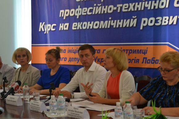 Життєва позиція: За ініціативи Сергія Лабазюка у Хмельницькому на круглому столі обговорили шляхи співпраці бізнесу та професійно-технічної освіти, фото №2 на сайті vsim.ua