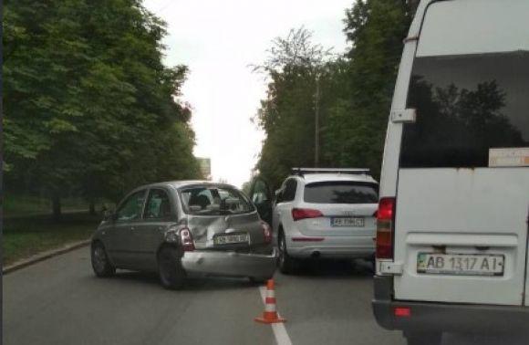 Новини Вінниці - фото з "Скільки ж там машин?" На Первозванного не розминулися три іномарки "Скільки ж там машин?" На Первозванного не розминулися три іномарки, фото №5 на сайті 20minut.ua