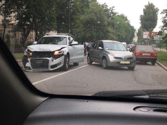 Новини Вінниці - фото з "Скільки ж там машин?" На Первозванного не розминулися три іномарки "Скільки ж там машин?" На Первозванного не розминулися три іномарки, фото №2 на сайті 20minut.ua