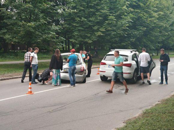 Новини Вінниці - фото з "Скільки ж там машин?" На Первозванного не розминулися три іномарки "Скільки ж там машин?" На Первозванного не розминулися три іномарки, фото №4 на сайті 20minut.ua
