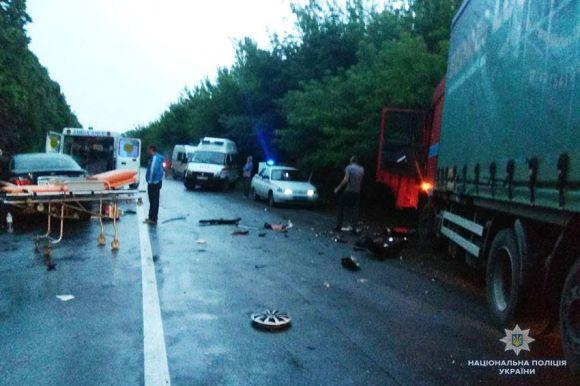 Новини Хмельницького - фото з На Хмельниччині "Daewoo" виїхав на зустрічку і влетів у вантажівку. Водій у лікарні На Хмельниччині "Daewoo" виїхав на зустрічку і влетів у вантажівку. Водій у лікарні, фото №1 на сайті vsim.ua