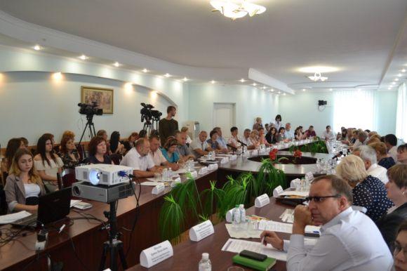 Життєва позиція: За ініціативи Сергія Лабазюка у Хмельницькому на круглому столі обговорили шляхи співпраці бізнесу та професійно-технічної освіти, фото №3 на сайті vsim.ua