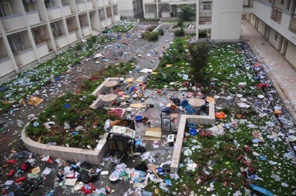 Новини Тернополя - фото з На випуcкний китайці кидають зошити з вікон, а молдовани танцюють На випуcкний китайці кидають зошити з вікон, а молдовани танцюють, фото №2 на сайті 20minut.ua
