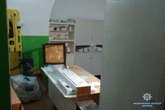 Шукав дозу? У Кам'янці чоловік влаштував погром на станції швидкої допомоги, фото №1 на сайті vsim.ua