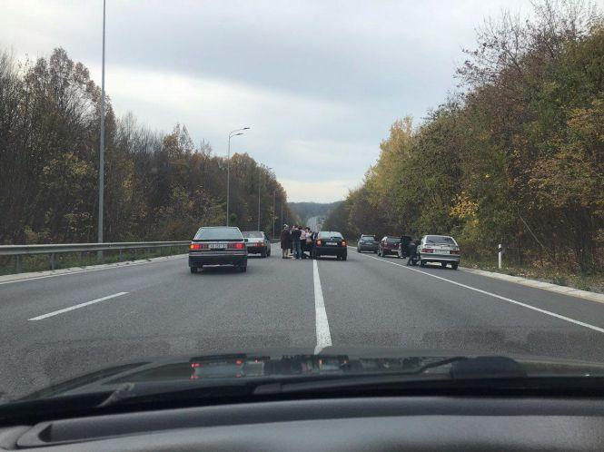 Новини Вінниці - фото з Під Вінницею чоловік вийшов з автівки та помер прямо на трасі Під Вінницею чоловік вийшов з автівки та помер прямо на трасі, фото №1 на сайті 20minut.ua