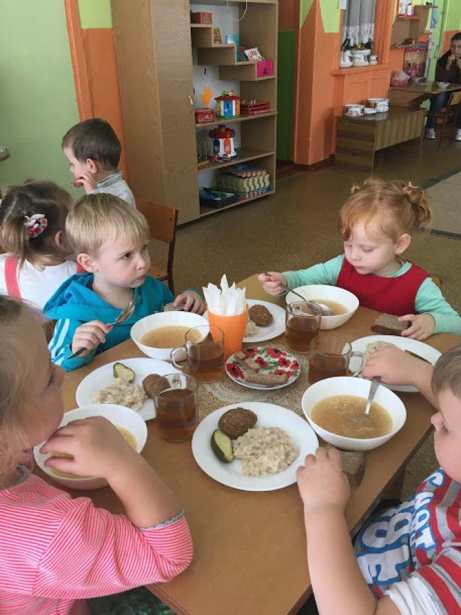 Новини Хмельницького - фото з Хто привозить продукти у хмельницькі ДНЗ та чим годують дітей за 22 гривні Хто привозить продукти у хмельницькі ДНЗ та чим годують дітей за 22 гривні, фото №2 на сайті vsim.ua