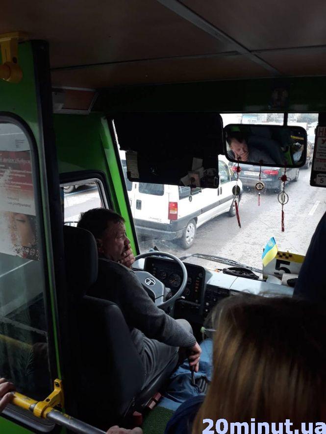 Новини Тернополя - фото з Грубіянство триває: водій маршрутки хотів кинути в пасажирку валідатором Грубіянство триває: водій маршрутки хотів кинути в пасажирку валідатором, фото №2 на сайті 20minut.ua
