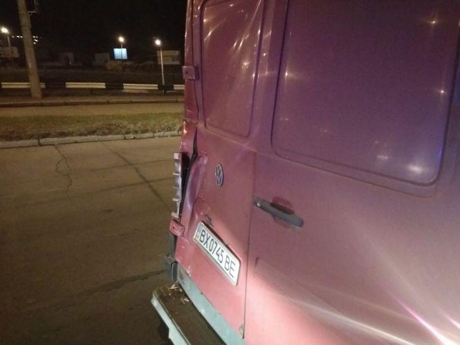 Новини Хмельницького - фото з Автобус з пасажирами в’їхав у “Volkswagen” біля мосту на Кам’янецькій Автобус з пасажирами в’їхав у “Volkswagen” біля мосту на Кам’янецькій, фото №1 на сайті vsim.ua