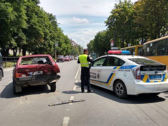 Тролейбус в'їхав у легківку. На 