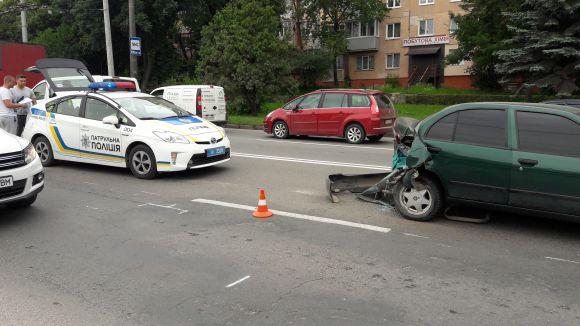 Тролейбус в'їхав у легківку. На 