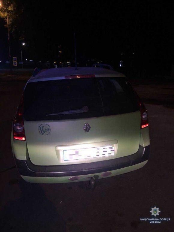 500 гривень у бардачок копів: вінничанин проскочив на Renault на червоне, фото №1 на сайті 20minut.ua