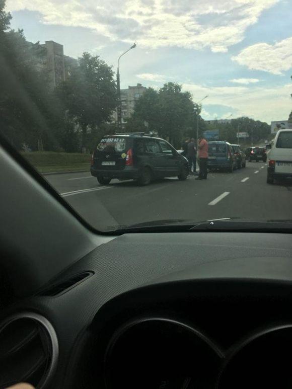 ДТП по Хмельницькому шосе: Mazda на «євробляхах» влупилась у Qashqai та Logan, фото №2 на сайті 20minut.ua