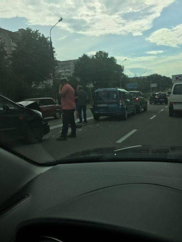 ДТП по Хмельницькому шосе: Mazda на «євробляхах» влупилась у Qashqai та Logan, фото №3 на сайті 20minut.ua