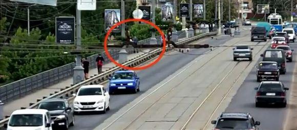 Новини Вінниці - фото з Знайшли Фатіму і зупинили самогубцю на мосту: що ще зафіксували відеокамери? Знайшли Фатіму і зупинили самогубцю на мосту: що ще зафіксували відеокамери?, фото №2 на сайті 20minut.ua