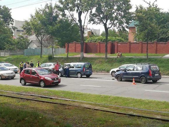 ДТП по Хмельницькому шосе: Mazda на «євробляхах» влупилась у Qashqai та Logan, фото №1 на сайті 20minut.ua