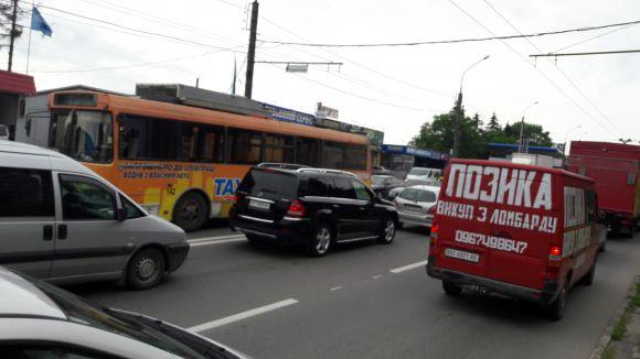 Тролейбус в'їхав у легківку. На 