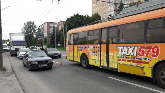 Тролейбус в'їхав у легківку. На 