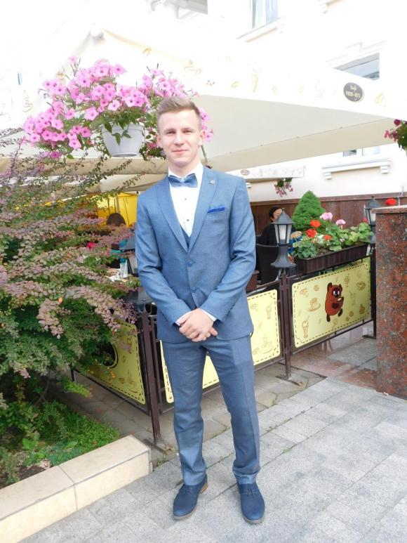 Новини Хмельницького - фото з Шили на замовлення і шукали на “толкучці”. Хмельницькі випускники розповіли про святковий одяг C:\Users\Користувач\Desktop\Випуск\DSCN9272.JPG