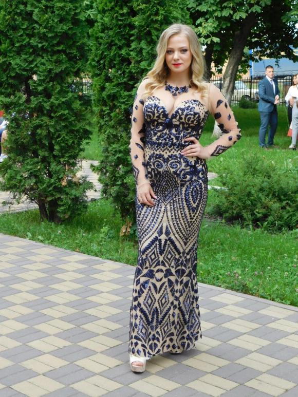 Новини Хмельницького - фото з Шили на замовлення і шукали на “толкучці”. Хмельницькі випускники розповіли про святковий одяг C:\Users\Користувач\Desktop\Випуск\DSCN9213.JPG