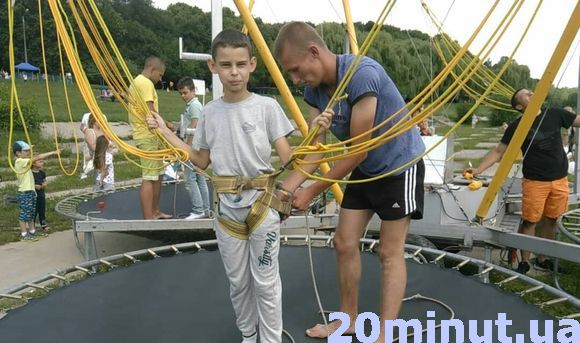 Гриль з «Запорожця», лототрон з подорожжю до Європи: фоторепортаж з пікніка RIA, фото №5 на сайті 20minut.ua