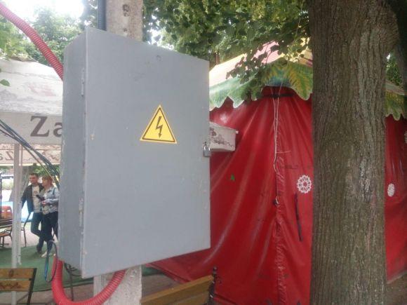 Біля кінотеатру Шевченка струмом вбило 50-річного чоловіка, фото №1 на сайті vsim.ua