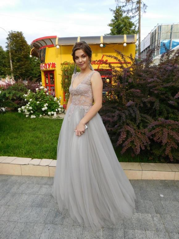 Новини Хмельницького - фото з Шили на замовлення і шукали на “толкучці”. Хмельницькі випускники розповіли про святковий одяг C:\Users\Користувач\Desktop\Випуск\DSCN9253.JPG