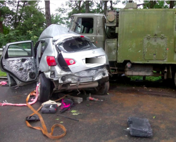 В аварії за участю військового автомобіля загинуло двоє цивільних, дитина травмована, фото №1 на сайті 20minut.ua