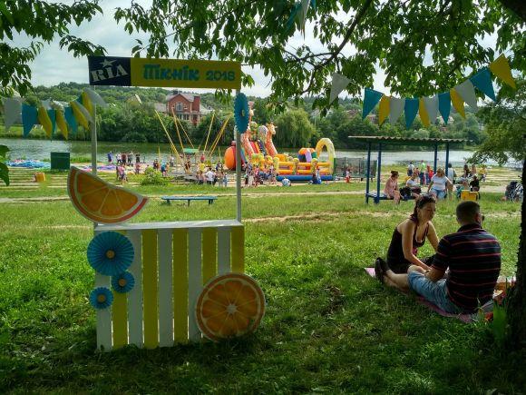 Гриль з «Запорожця», лототрон з подорожжю до Європи: фоторепортаж з пікніка RIA, фото №1 на сайті 20minut.ua