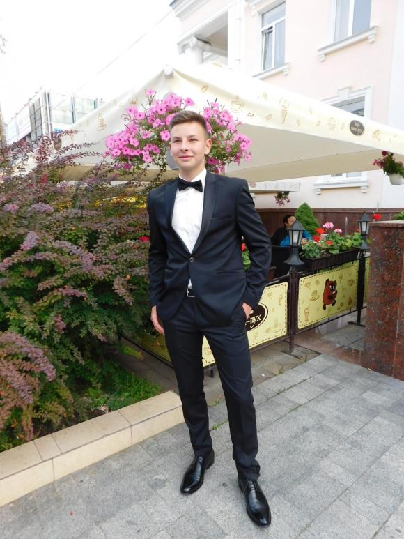 Новини Хмельницького - фото з Шили на замовлення і шукали на “толкучці”. Хмельницькі випускники розповіли про святковий одяг C:\Users\Користувач\Desktop\Випуск\DSCN9265.JPG