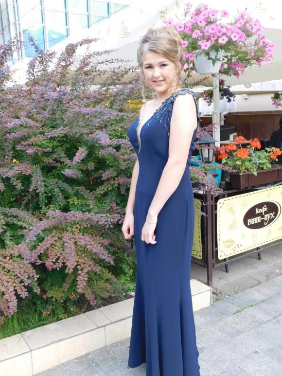 Новини Хмельницького - фото з Шили на замовлення і шукали на “толкучці”. Хмельницькі випускники розповіли про святковий одяг C:\Users\Користувач\Desktop\Випуск\DSCN9259.JPG