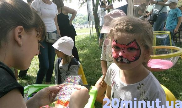 Гриль з «Запорожця», лототрон з подорожжю до Європи: фоторепортаж з пікніка RIA, фото №9 на сайті 20minut.ua