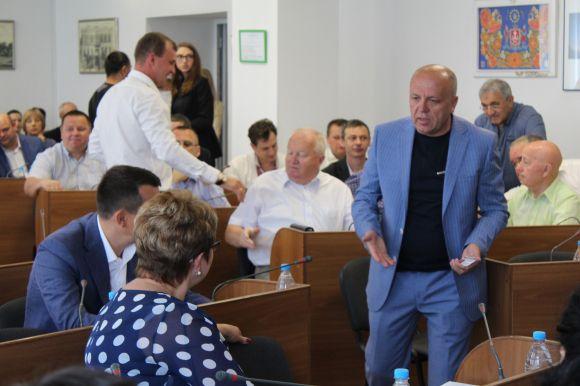 Новини Вінниці - фото з Гроші на школи, пільги АТОвцям та міські теплоходи. Огляд рішень сесії міськради Гроші на школи, пільги АТОвцям та міські теплоходи. Огляд рішень сесії міськради, фото №1 на сайті 20minut.ua