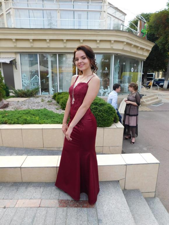 Новини Хмельницького - фото з Шили на замовлення і шукали на “толкучці”. Хмельницькі випускники розповіли про святковий одяг C:\Users\Користувач\Desktop\Випуск\DSCN9249.JPG