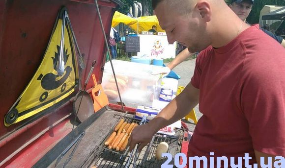 Гриль з «Запорожця», лототрон з подорожжю до Європи: фоторепортаж з пікніка RIA, фото №12 на сайті 20minut.ua