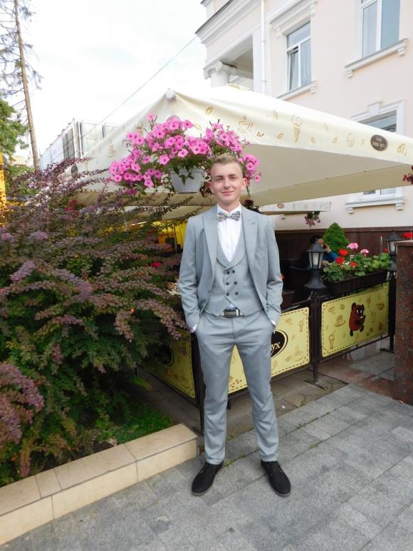 Новини Хмельницького - фото з Шили на замовлення і шукали на “толкучці”. Хмельницькі випускники розповіли про святковий одяг C:\Users\Користувач\Desktop\Випуск\DSCN9270.JPG