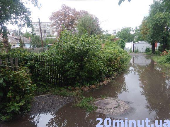 Новини Вінниці - фото з Води по коліна: на Тяжилові затопило будинки. Дісталося й Старому місту Води по коліна: на Тяжилові затопило будинки. Дісталося й Старому місту, фото №9 на сайті 20minut.ua