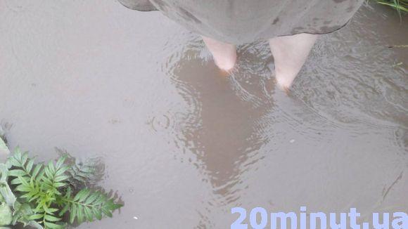 Новини Вінниці - фото з Води по коліна: на Тяжилові затопило будинки. Дісталося й Старому місту Води по коліна: на Тяжилові затопило будинки. Дісталося й Старому місту, фото №2 на сайті 20minut.ua